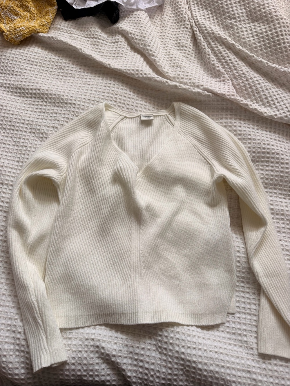 Abercrombie Women's White V-Neck Ribbed Sweater